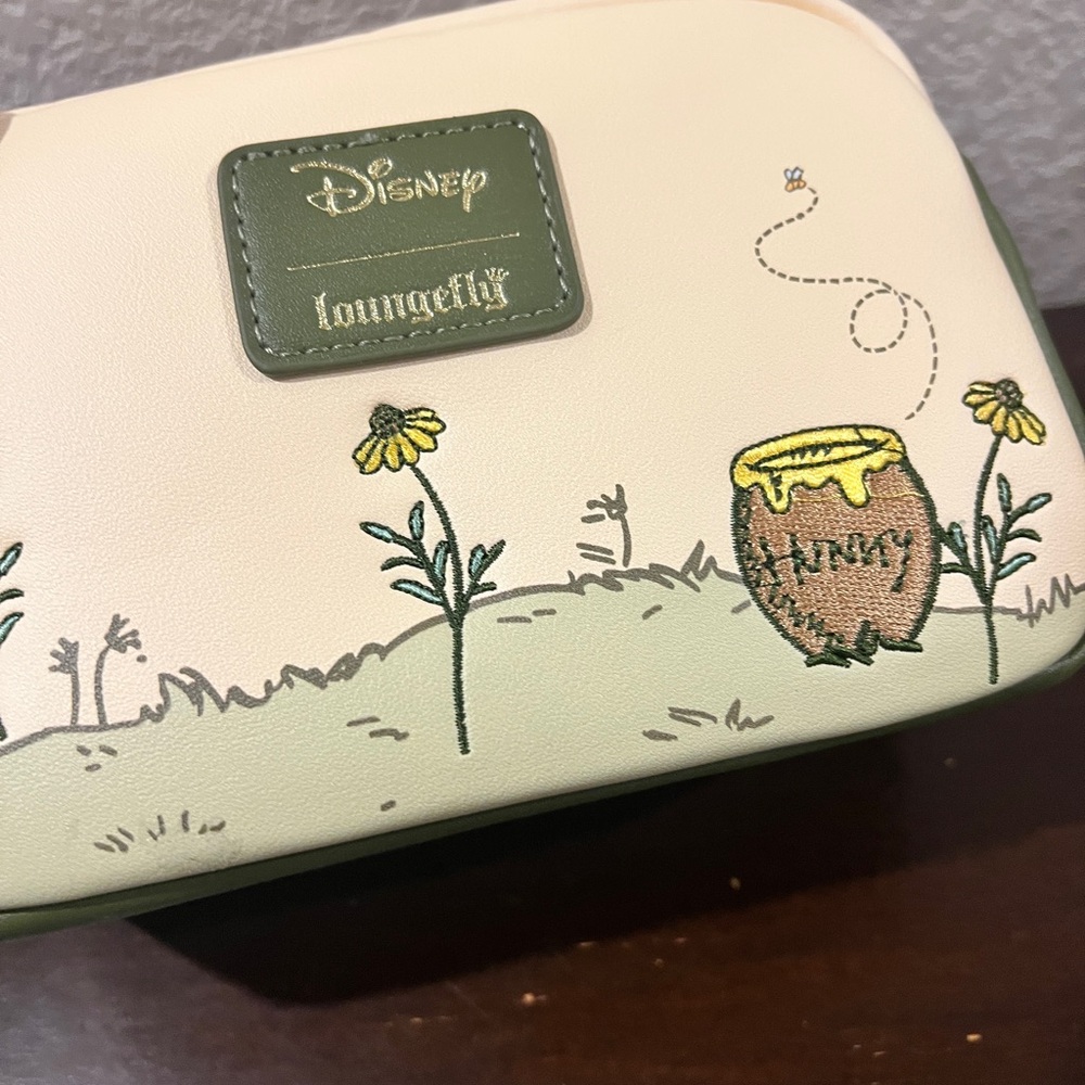 NWT Loungefly Disney Winnie the Pooh Makeup Bag - Picture 4 of 6